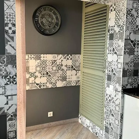 Apartman Grayscale *